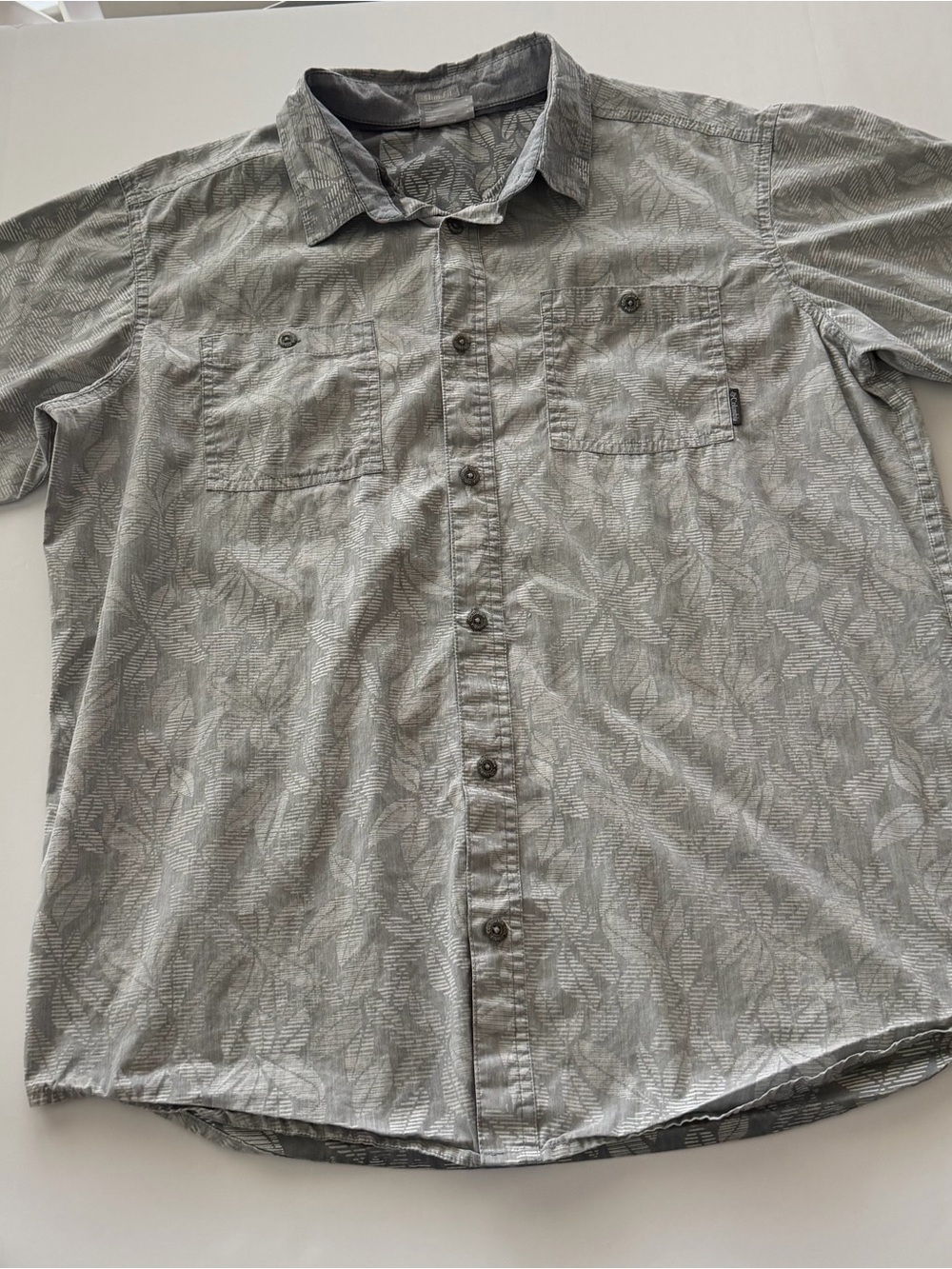 Columbia Gray Short-Sleeve Button-Down Shirt with Leaf Print | Adult L